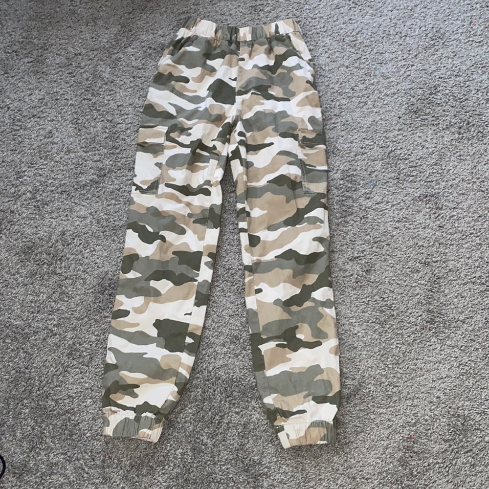 Camouflage pants with four pockets